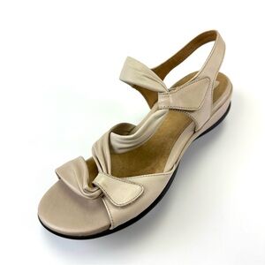 Clarks cream leather sandal Womens Size 9W Artisan Saylie Moon Casual Flat heel
